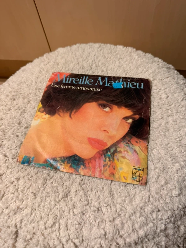 vinyle Mireille Mathieu Une femme amoureuse - Elle pense à lui 45 tours