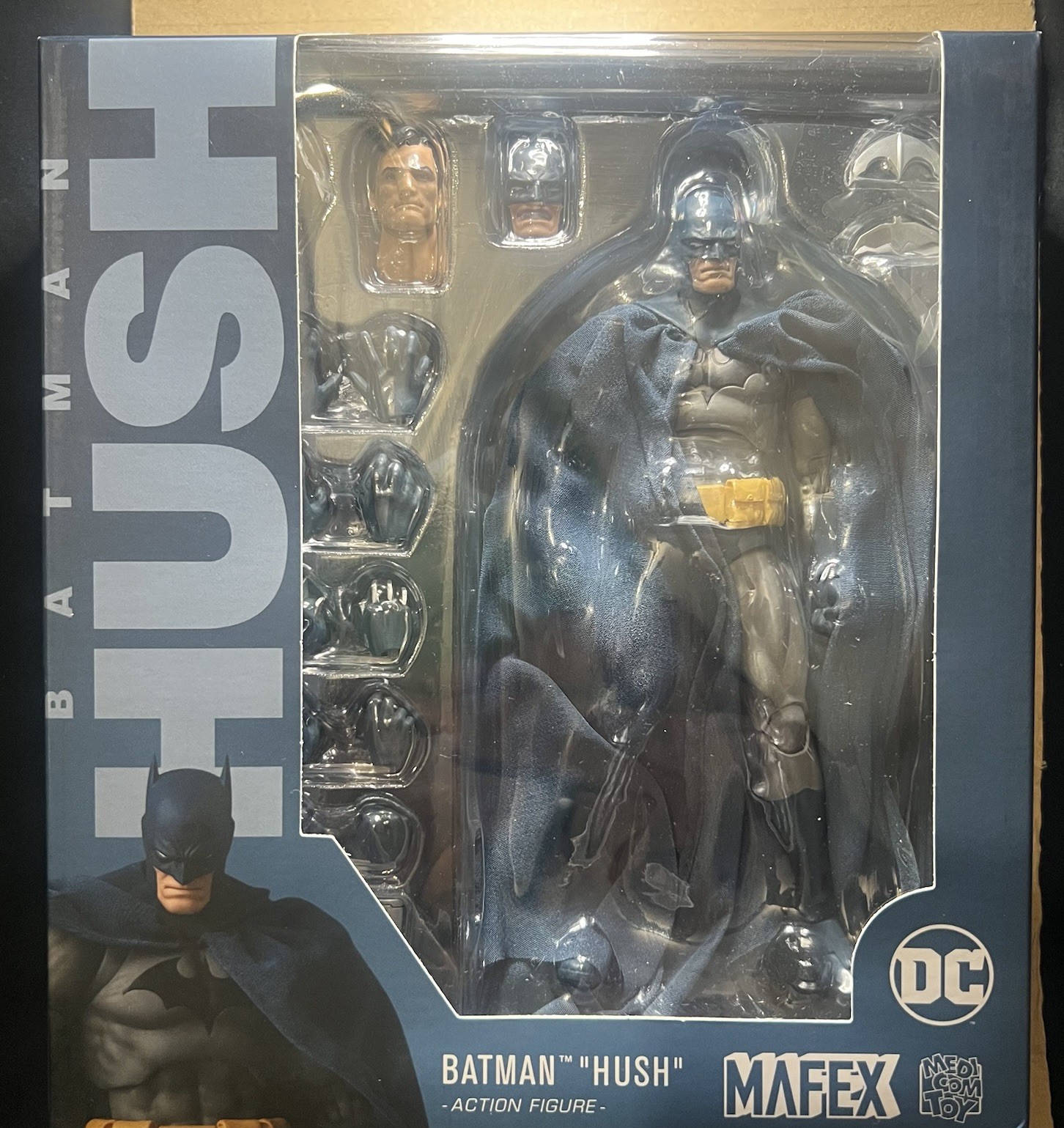 MAFEX n. 105 DC BATMAN HUSH BLU VER. (Esposto)