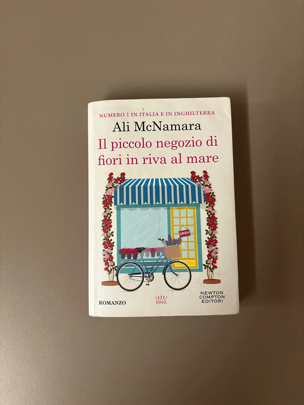 il piccolo negozio di fiori in riva al mare
