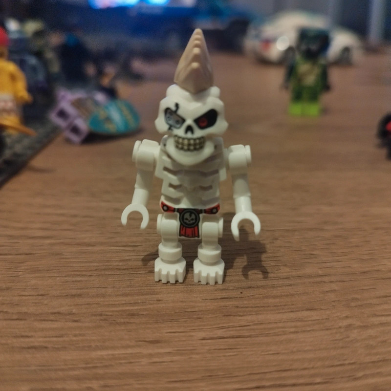 Minifigurina lego Skulking Skeleton