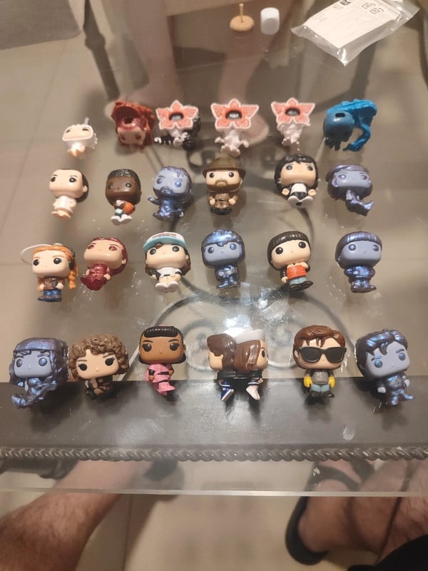 Strangers things Kinder Joy Coleccion completa