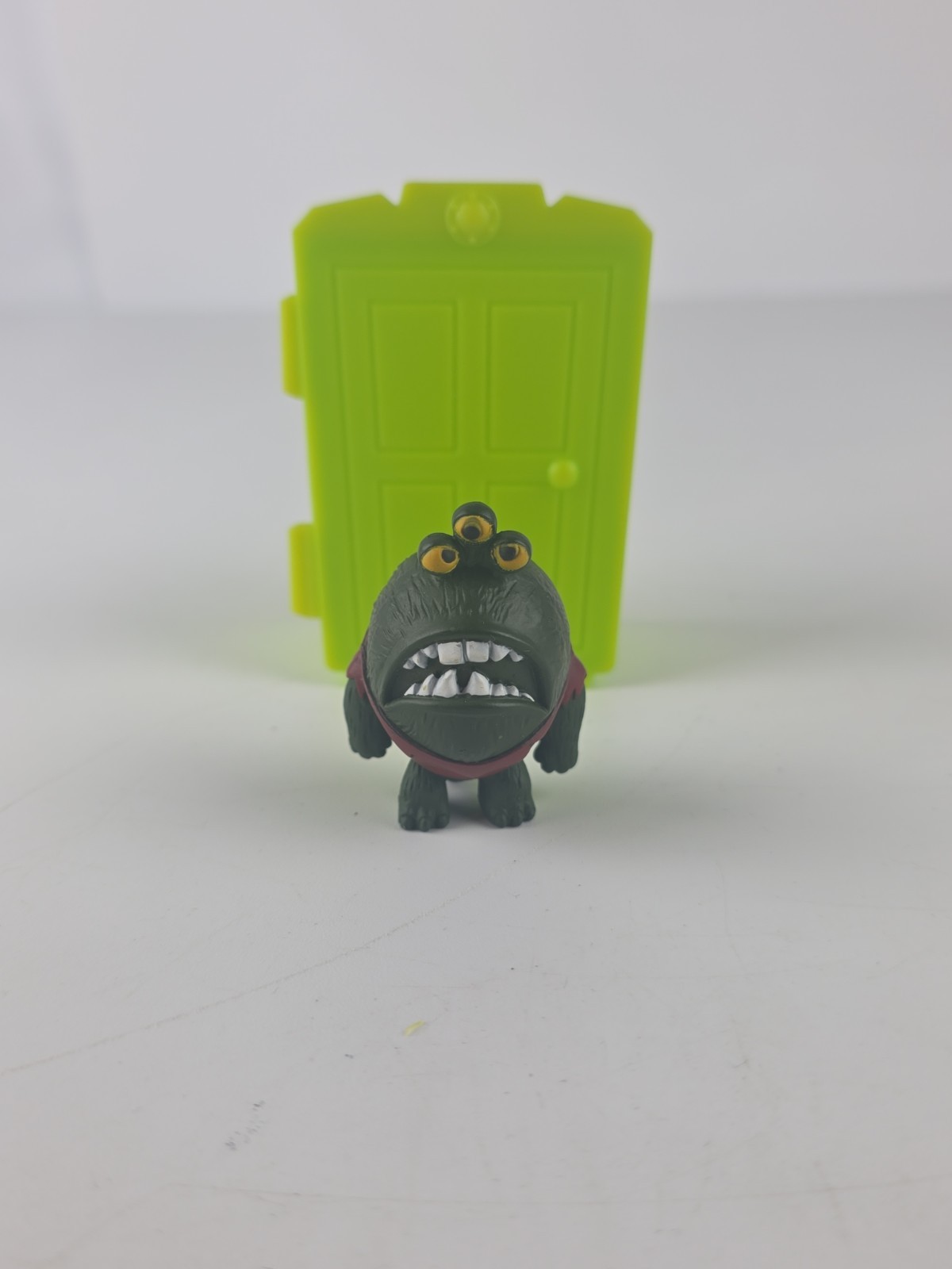 Personaggio Disney Pixar Monsters University Reggie Jacobs con custodia porta 4 cm