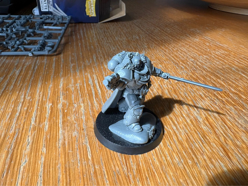 Capitano primaris delle white scars / furie bianche space marine warhammer 40k