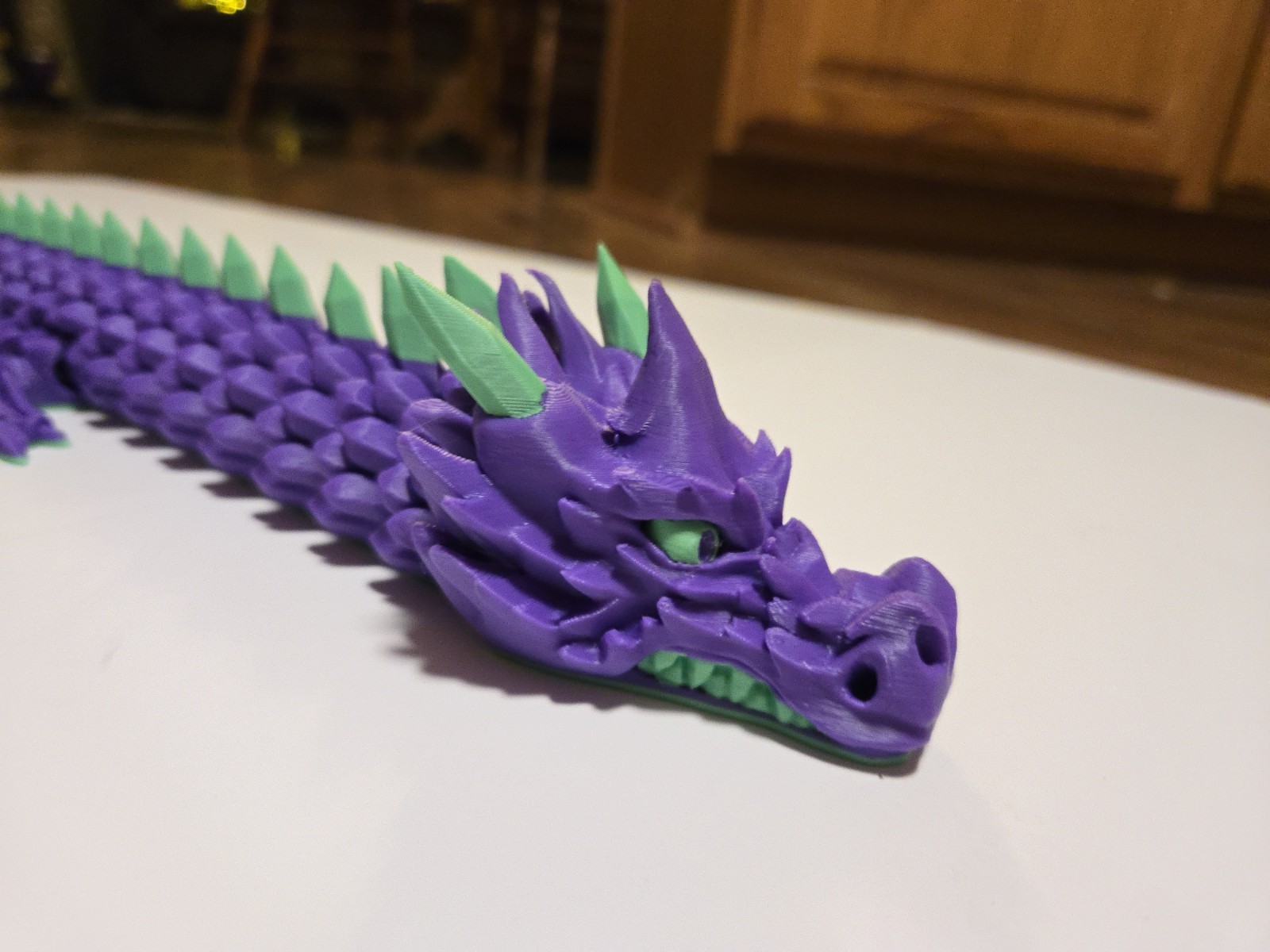 Drago stampato in 3d - due colori - verde fluo e viola - 25 pollici di lunghezza