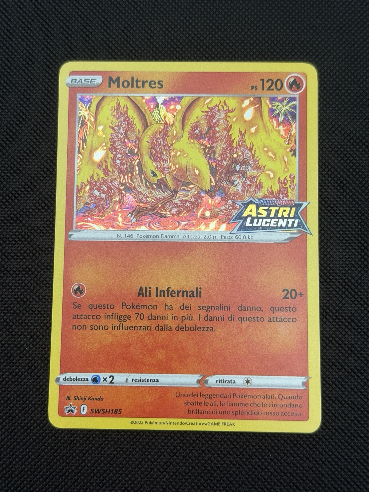 Pokémon Moltres Holo SWSH185 Astri Lucenti ITA 2022 Fuoco PV120 Shinji Kanda
