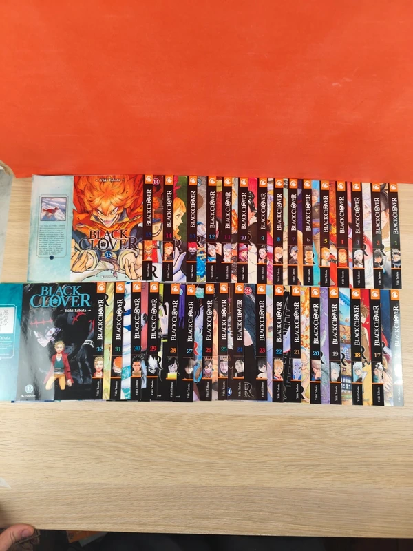 mangas black clover lot de 32 jaquettes crunchyroll