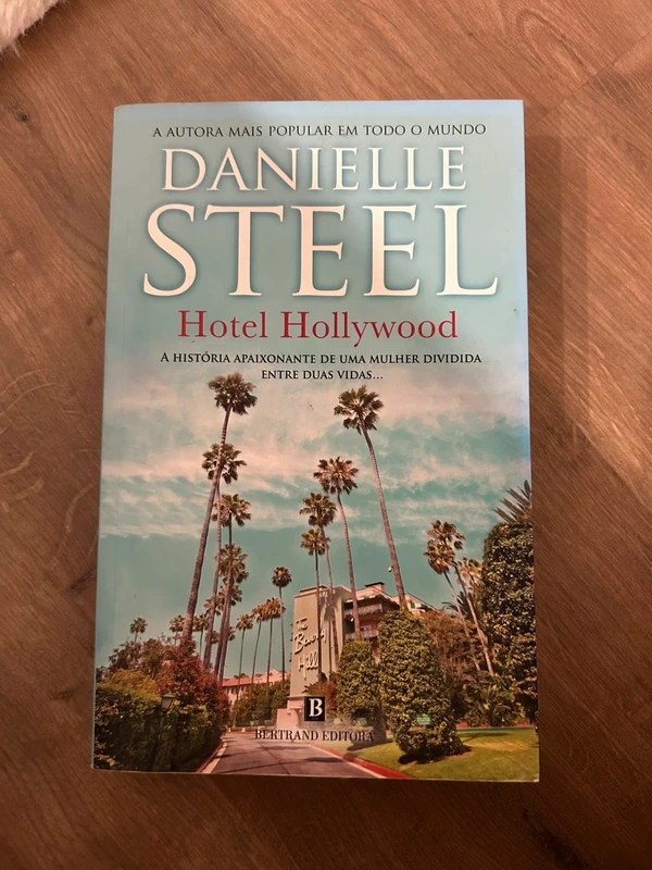 Livro “Hotel Hollywood” Danielle Steel