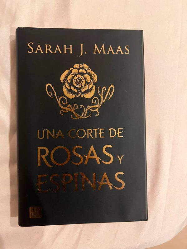 Libro una corte de rosas y espinas SARAH j. Maas