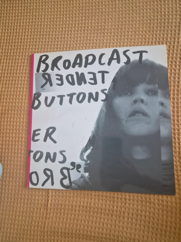 Disco Tender Buttons de Broadcast.