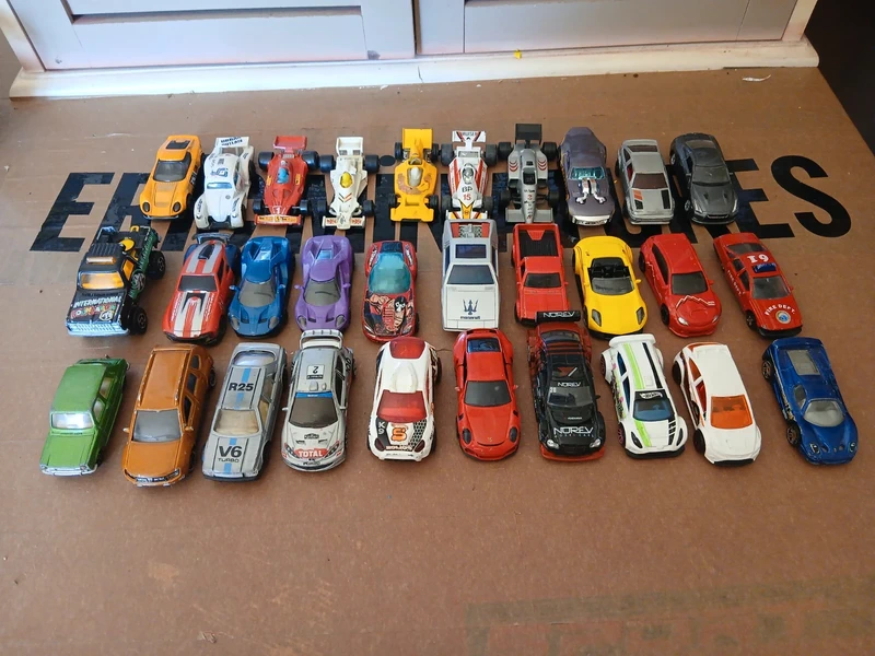 Lot de 30 miniatures   divers marque