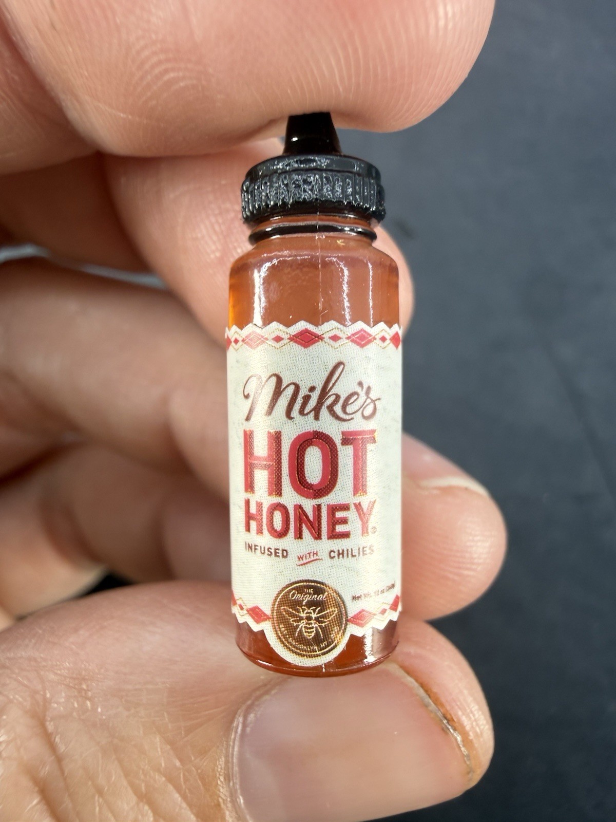 Zuru Mini Brands MIKE'S HOT HONEY SAUCE Ultra Rara Riempire Il Frigo Mini