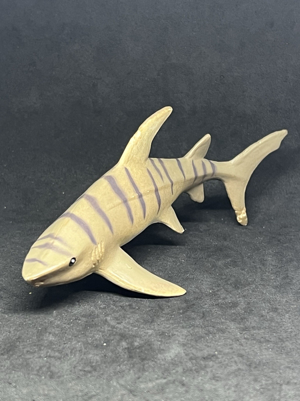 SQUALO TIGRE made in CINA - lunghezza 6,5" - statuina in plastica A4