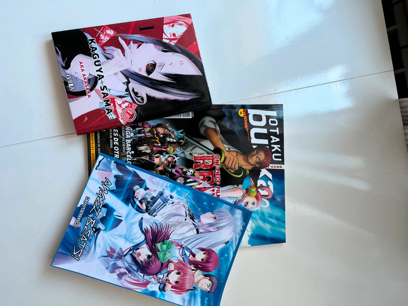 1er tomo de Kaguya Sama Love is war, revista Otaku y una libreta de Angel beats