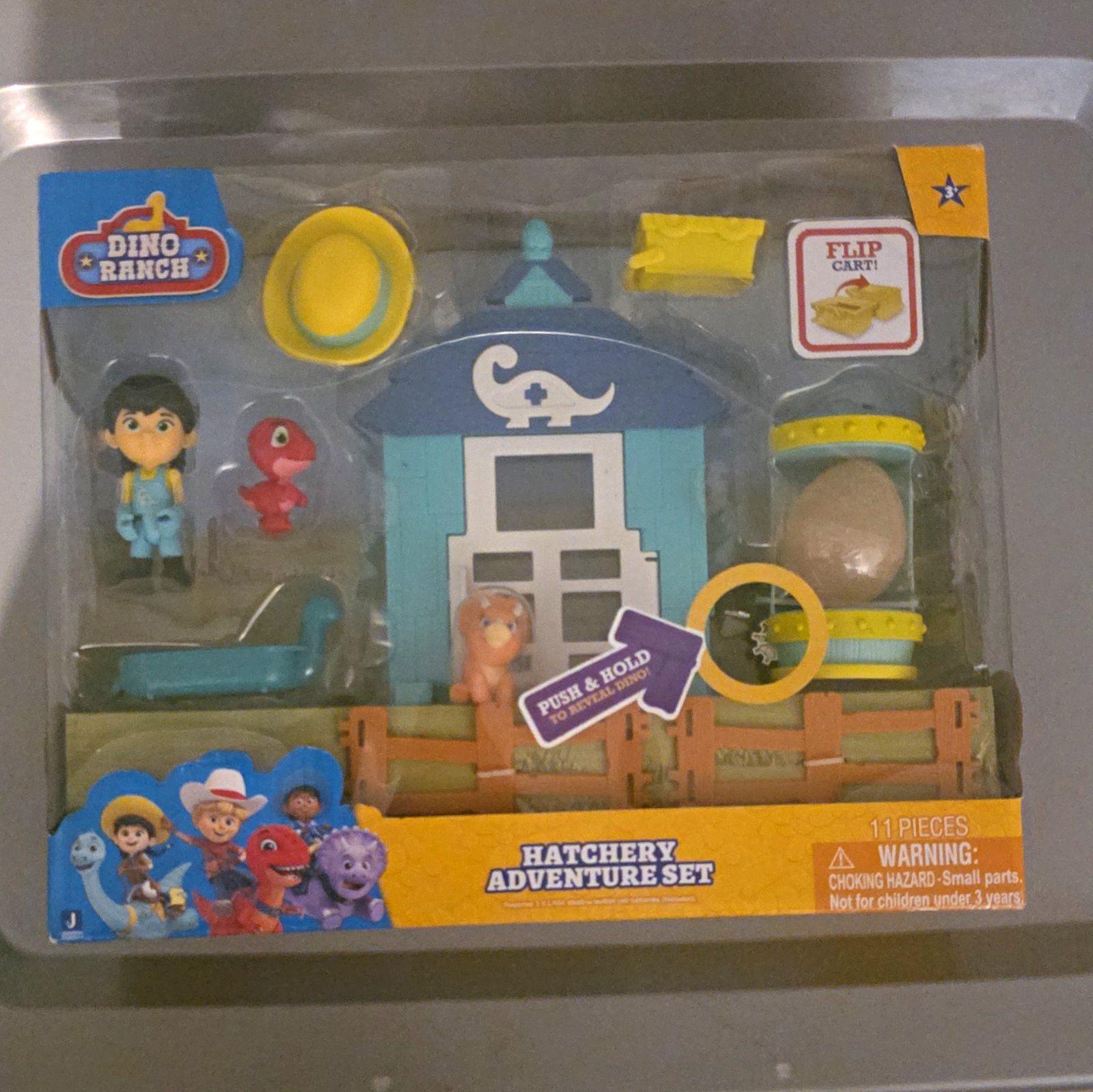Dino Ranch Hatchery Adventure Playset con figure min e trifoglio set 11 pezzi