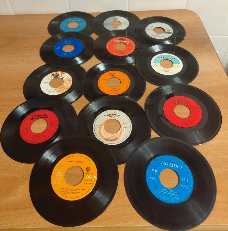Lote 13 discos em vinil single 7 riscados para decoração e outros afins