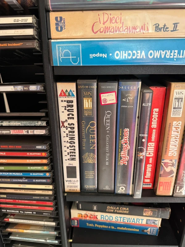 collezione di videocassette e cd