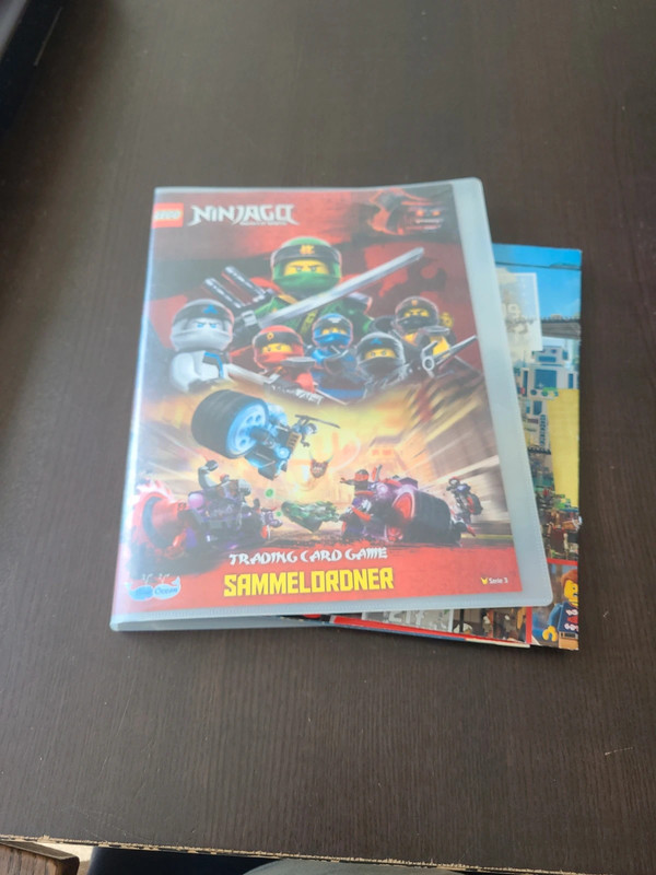 LEGO Ninjago Sammelordner mit zahlreichen Karten