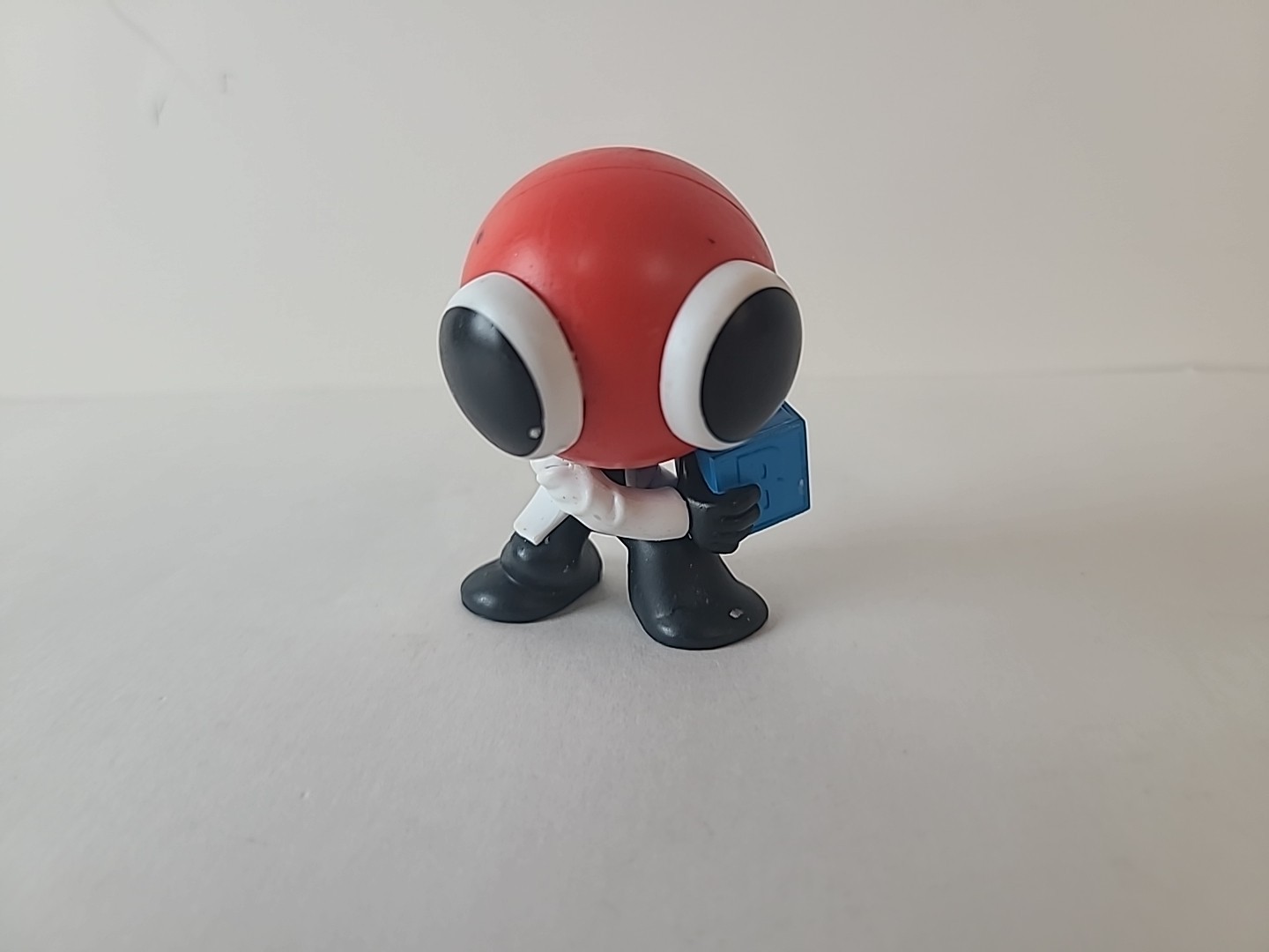 Roblox PhatMojo Rainbow Friends Mini Figure Scienziato Rosso con Blocco Castello Blu