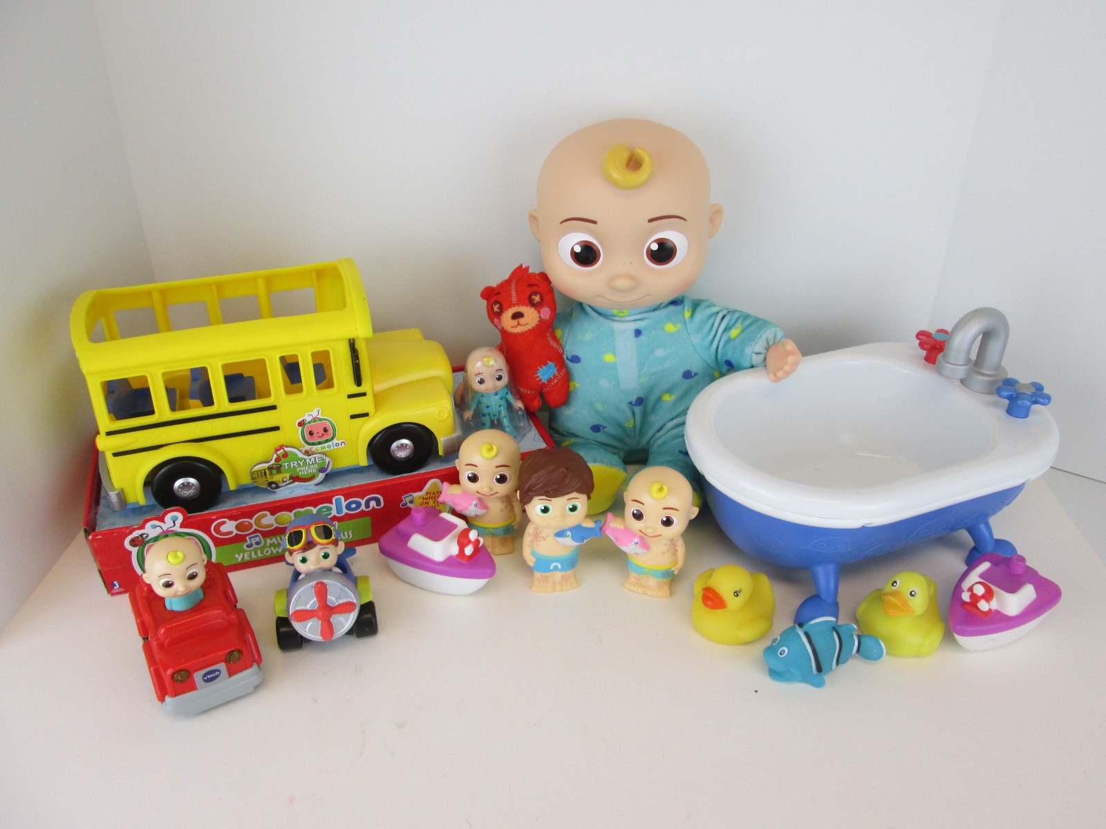 Lotto giocattoli COCOMELON vasca musicale bagno scuolabus buonanotte JJ Doll Cars