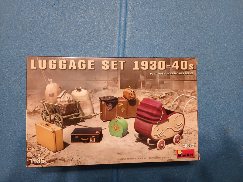 Miniart 1/35 luggage set