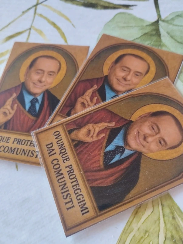 Santini Berlusconi plastificati