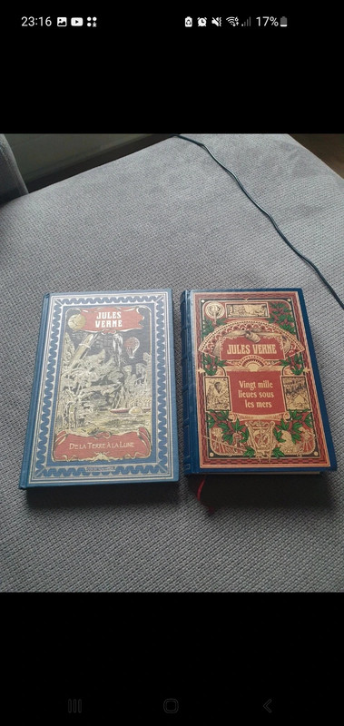 Lot 2 beaux livres reliés Jules Verne