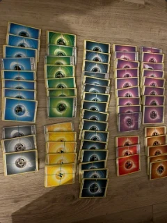 Lot de 640 cartes Pokémon : 64 Holo, 64 Énergies, 512 Communes et Peu Communes