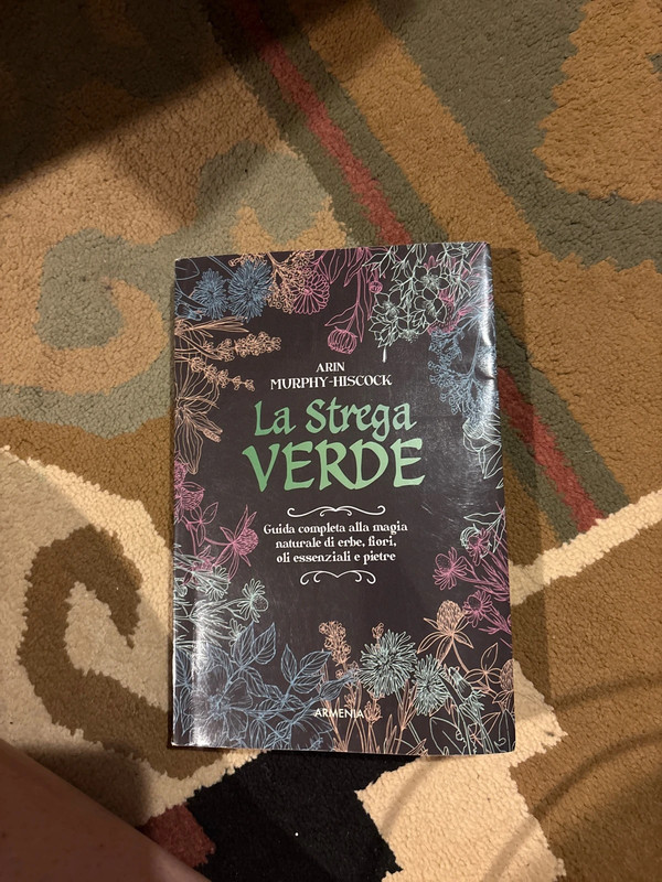 Libro “La strega verde - guida completa alla magia naturale di erbe, fiori, oli essenziali e pietre”