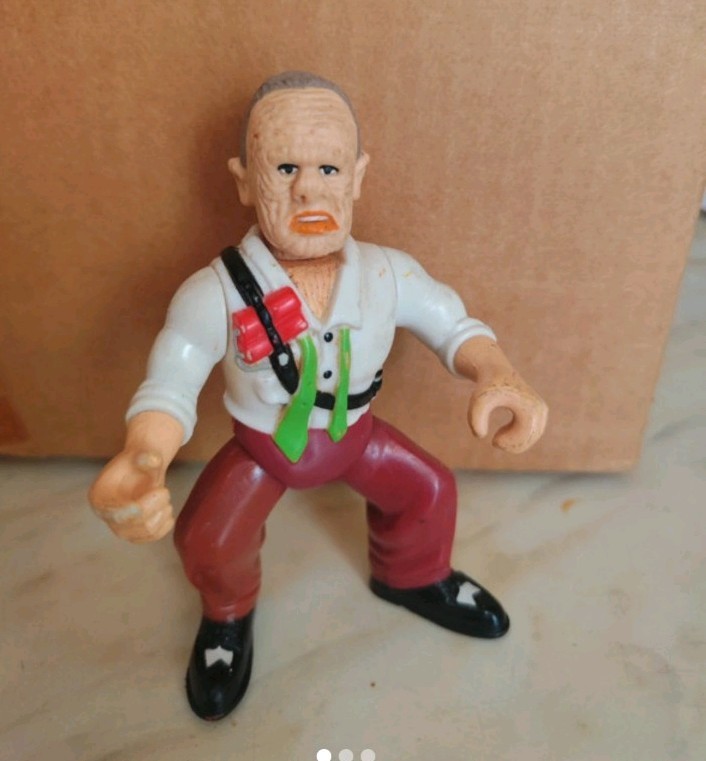 Action figure uomo anziano, camicia bianca e pantaloni bordeaux/rossi