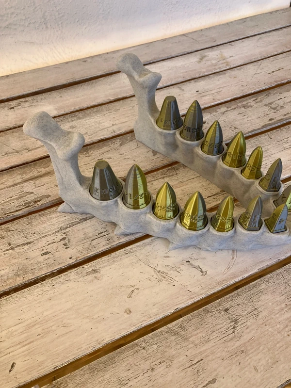 Set dadi D&D Dragon Teeth con mandibola di drago – Stampa 3D