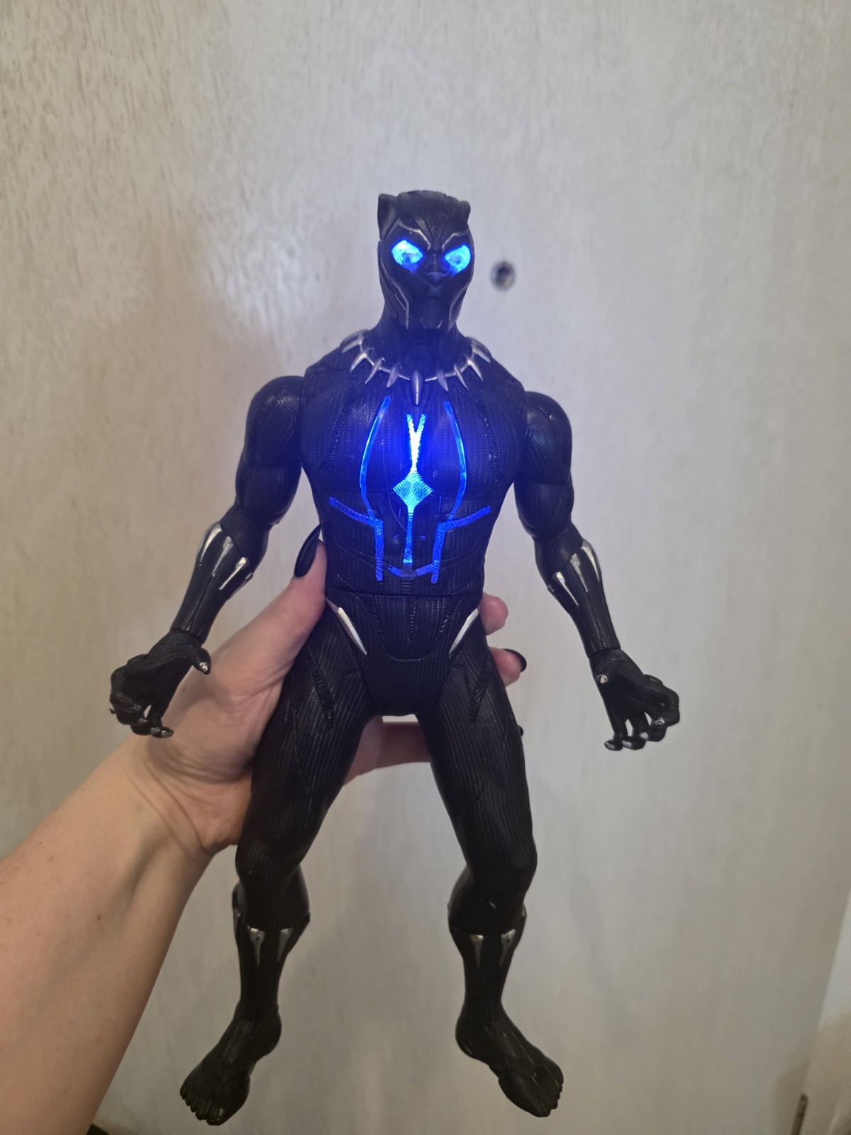 Hasbro Marvel Black Panther Action-Figur leuchtet blau 2017
