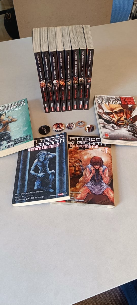 L'Attacco dei Giganti 1–8 nuovi + regalo spille, Before the fall, Outside wall