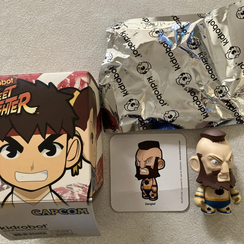 Kidrobot Street Fighter Capcom Figura in Vinile Blu ZANGIEF (NUOVO)