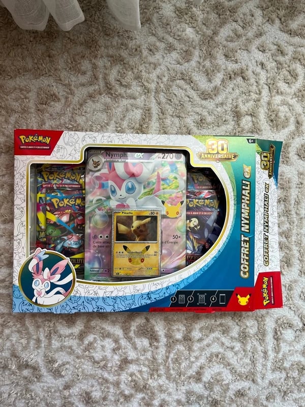Coffret Nymphali Pokémon 30 ans ouvert