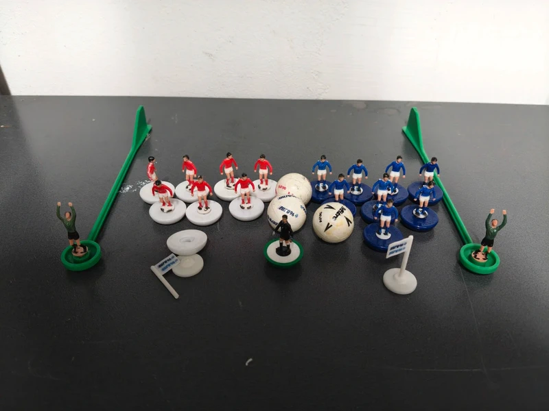 Lotto Subbuteo Vintage HW - Squadra Rossa + Squadra Blu + 3 Portieri + Palloni e Bandierine