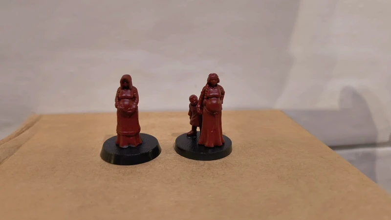 D&D / boardgame / minature 2x Woman with child on a 25 base