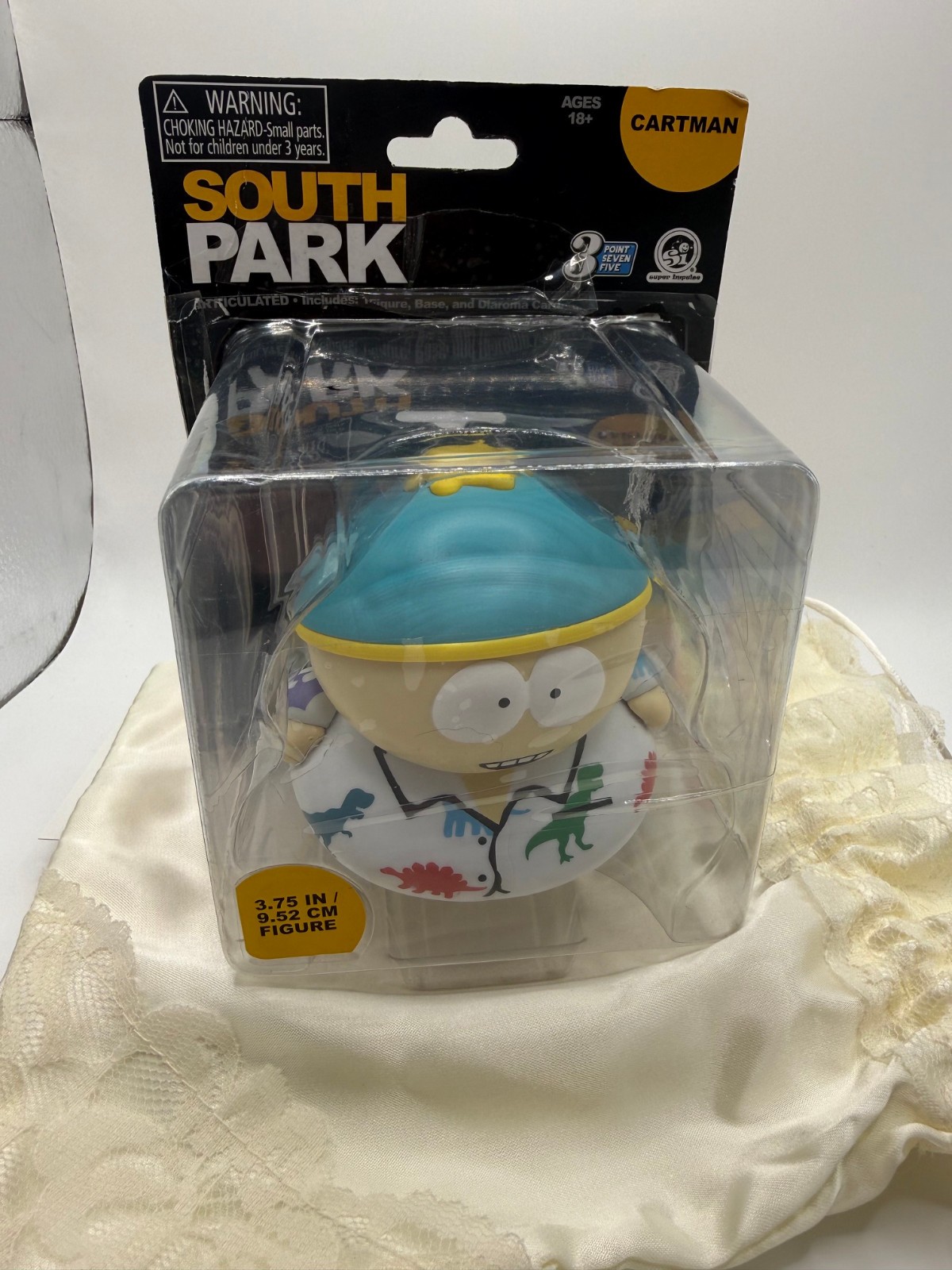 Figurina articolata South Park Cartman 3,75" 2023 con base e scheda diorama