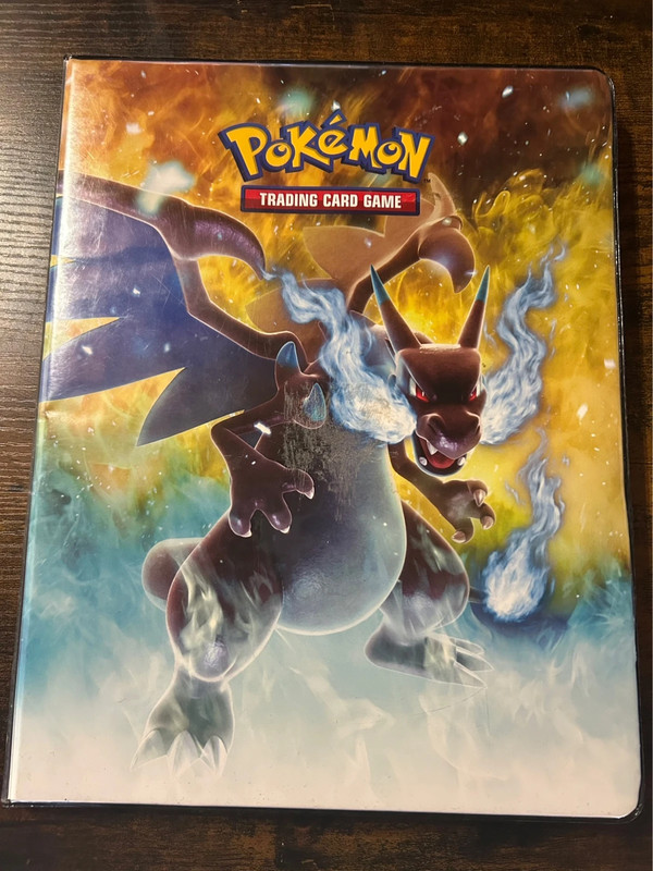 Classeur + cartes Pokémon à l’intérieur