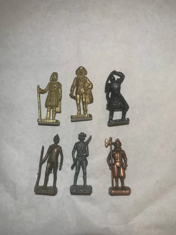 Petites figurines en métal