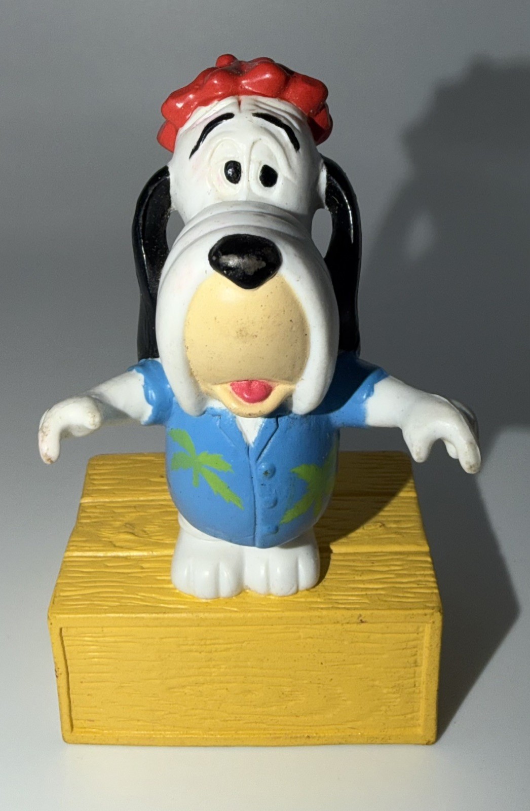 Vintage Droopy Dog Standing on Box 1989 Turner Entertainment Figure 3,5"
