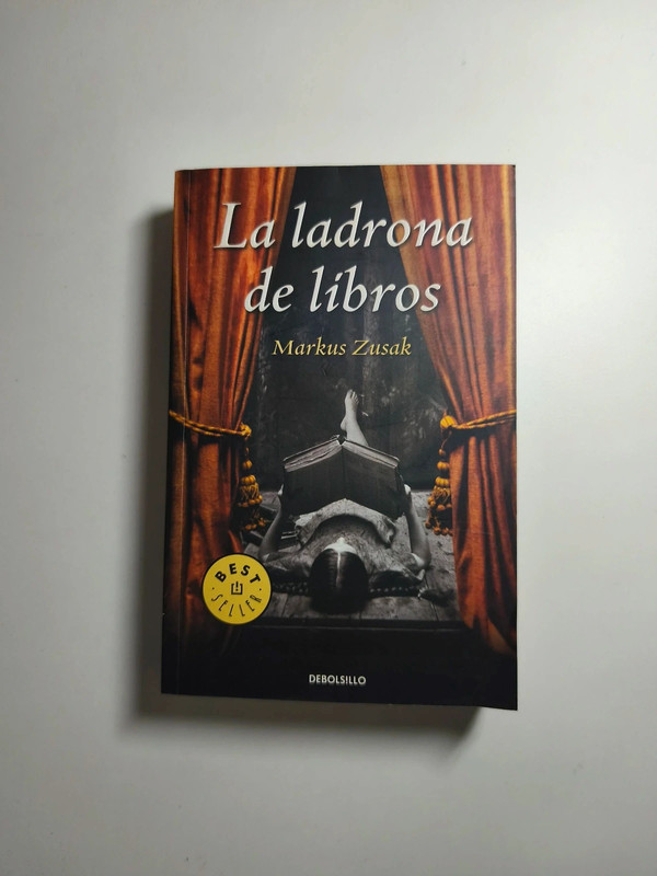 Libro "La ladrona de libros" - Markus Zusak 
Editorial: Debolsillo (Formato bolsillo)