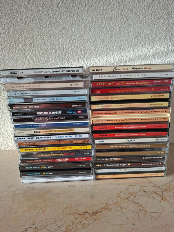 Grote stapel CD'S Hollandse hits