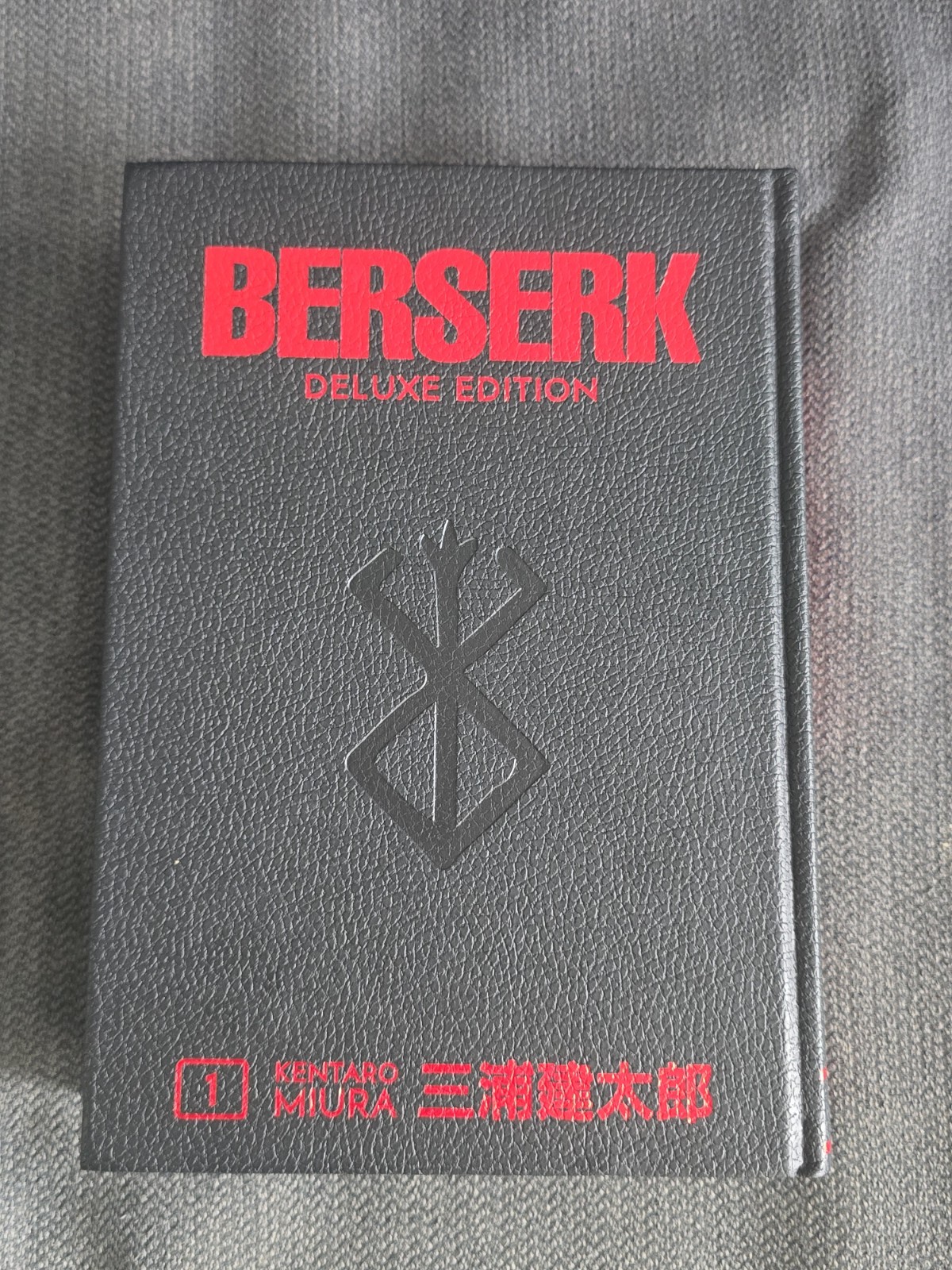 Berserk Deluxe Edition Vol 1 manga copertina rigida di Kentaro Miura (Dark Horse) LEGGI