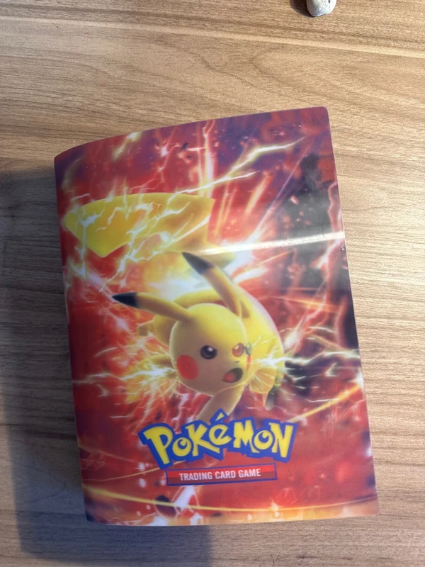 Album lleno de cartas de Pokémon, hay más si te interesa algunas solo haz oferta