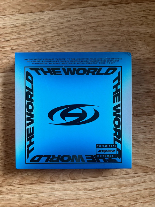 Album ATEEZ « The World » version Bleu