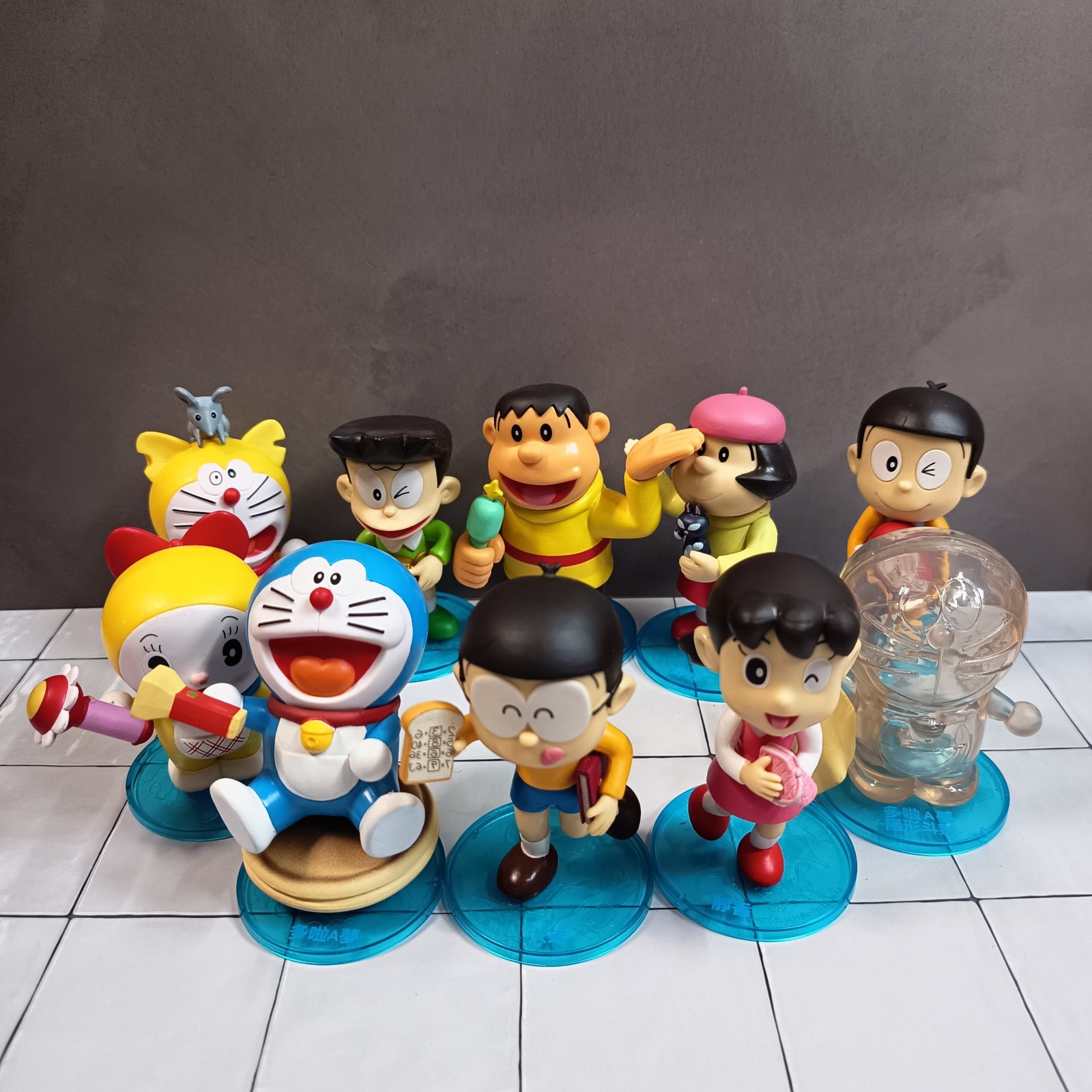 DORAEMON Nobi Goda Suneo Dorami Minifigure 3,5" con supporto SET COMPLETO Lotto di 10