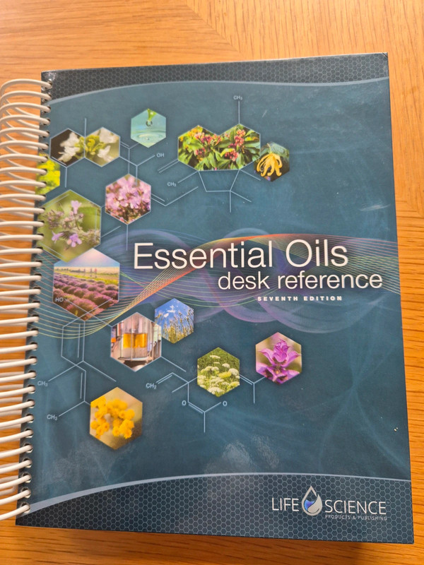 Boek  'essential oils'  desk reference