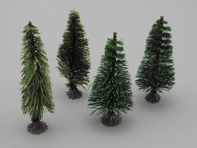 4 sapins coniques avec pied 6 à 6.5 cm