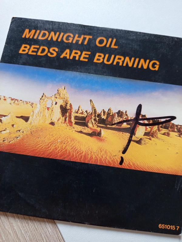 Vinyle midnight oil beds are burning