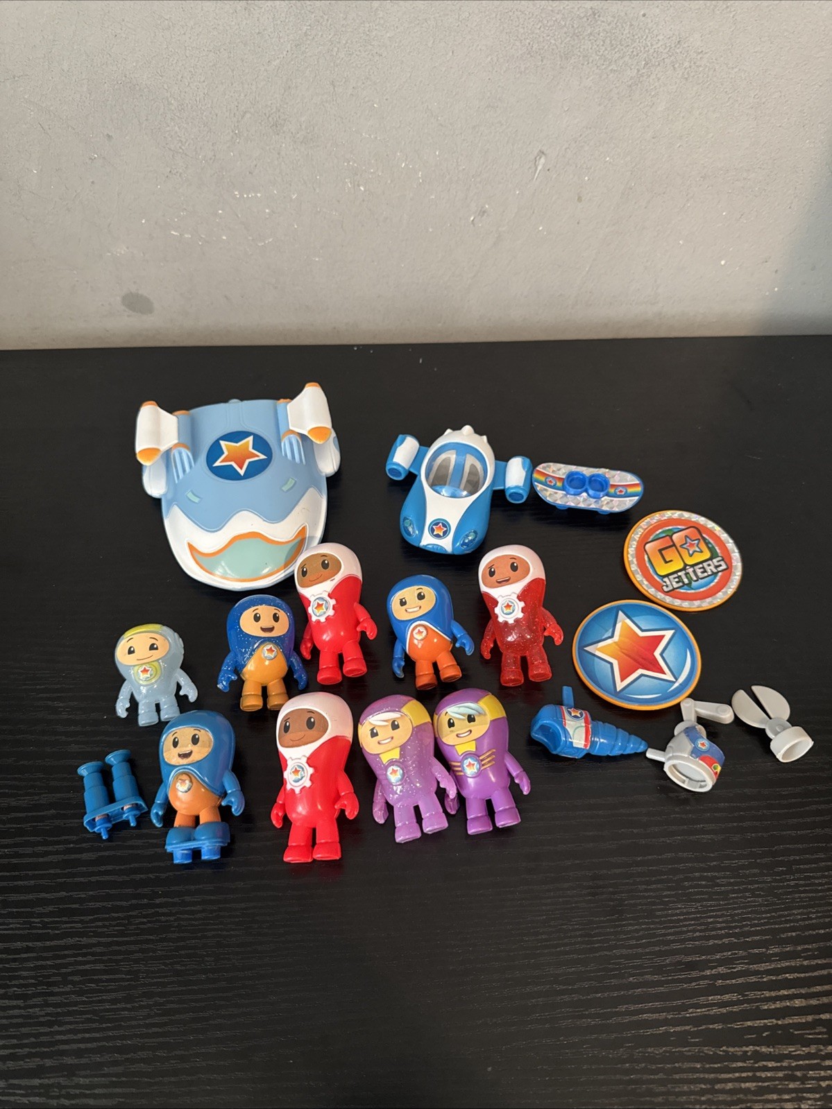 Pacchetto rivista plastica Go Jetters Toys figure e veicoli CBeebies raro